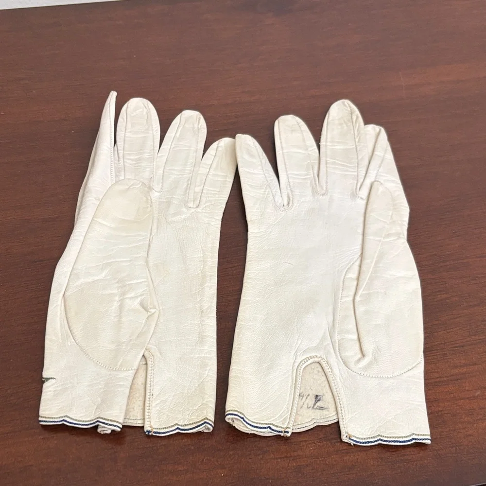 Embroidered Soft Leather embroidered gloves off white size small Vintage